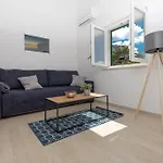 Appartement Seaside With A Swimming Pool Medici, Omis - 25214 Mimice