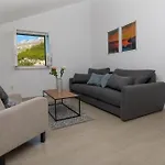 Seaside With A Swimming Pool Medici, Omis - 25214 Appartement Mimice