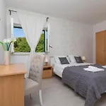Seaside With A Swimming Pool Medici, Omis - 25214 Appartement Mimice